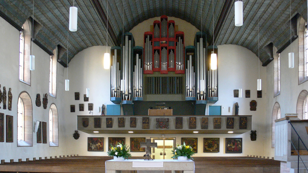 Deckenleuchten in Zylinderform montiert in der St Jakob Kirche