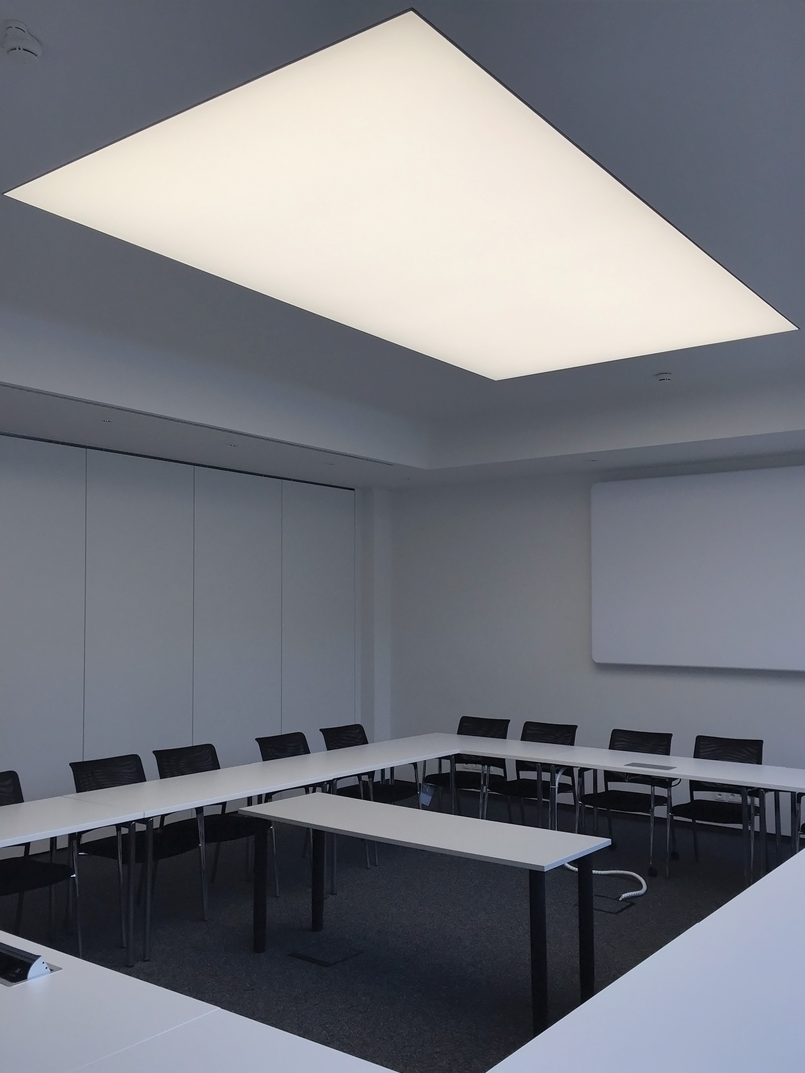 Konferenzraum mit einer großen LED-Lichtdecke